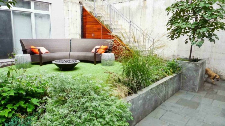 moderné nápady na záhradu betón-sedenie-strom-kvetináč