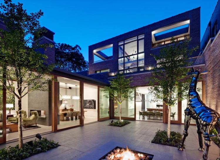 Dlažba z modernej záhrady-umenie-oceľ-žirafa-otvorené-ohnisko