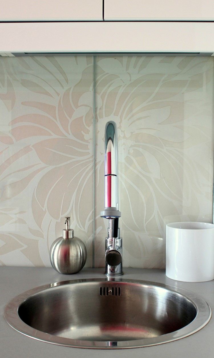 Sklenená zadná stena-ochrana proti striekajúcej vode-motív kvetu-ruža-biela