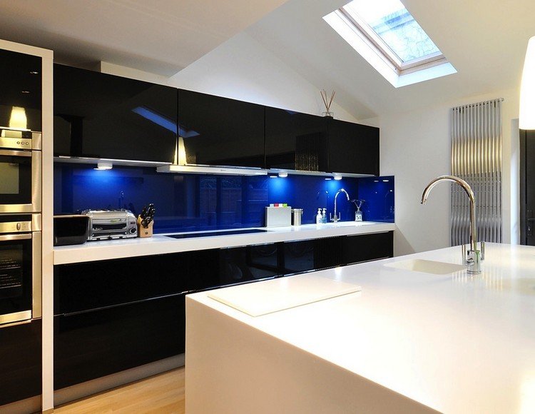 sklenená kuchyňa-ochrana pred striekajúcou vodou-tmavo modrá-čierna-fronty