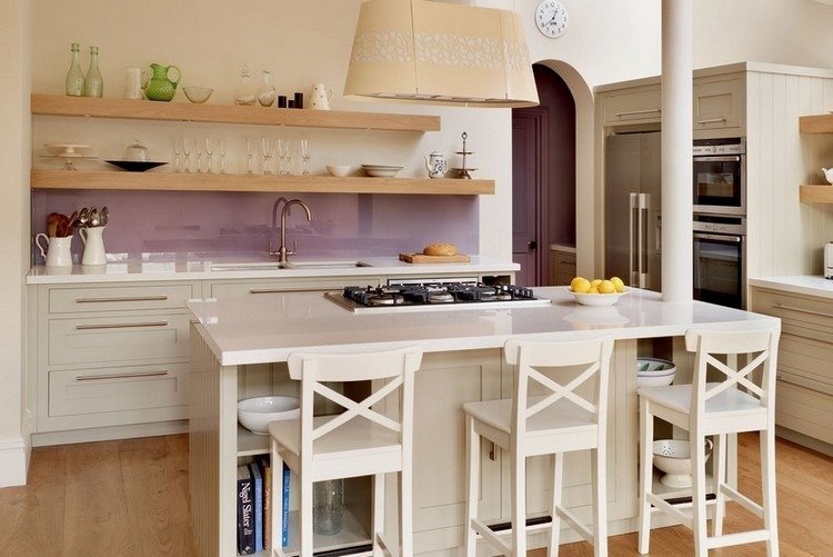 sklenená kuchyňa-ochrana pred striekajúcou vodou-lila-lila-nábytok-vidiecky štýl-biela pracovná doska-