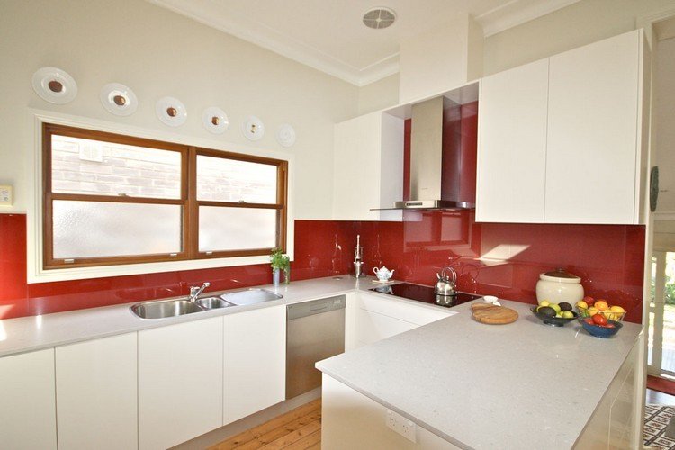 sklenená-kuchynská-zadná-ochrana proti striekajúcej vode-červená-biela-bezúchytkové-čelá