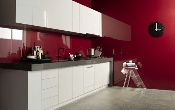 plán zadnej steny sklenené červené biele skrinky