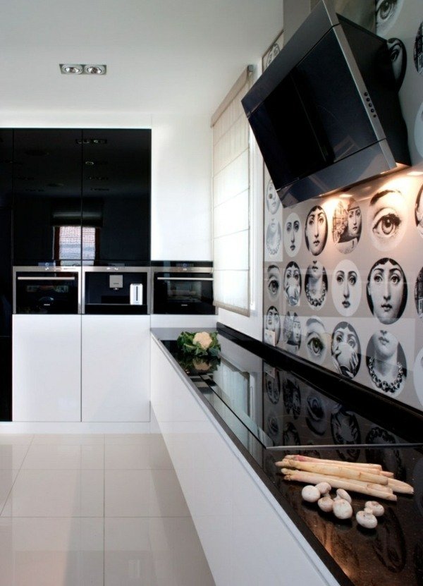 Ozdobné čiernobiele sklenené tváre s motívom chrbta