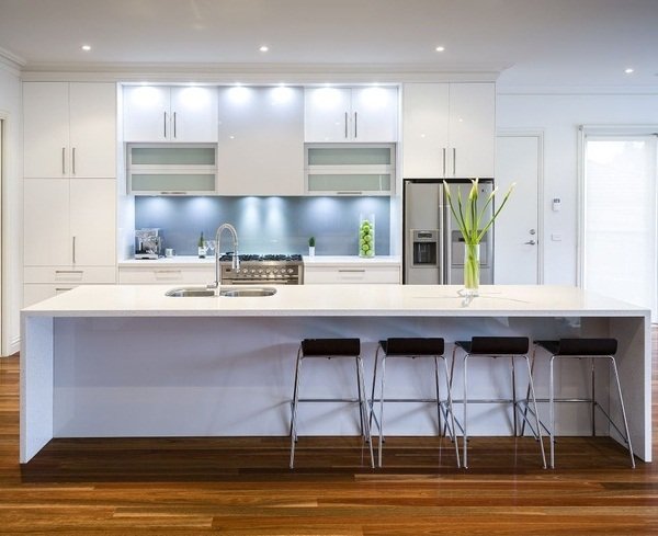 Osvetlenie kuchyne modrá kuchyňa zadná stena sklo vstavané spotrebiče