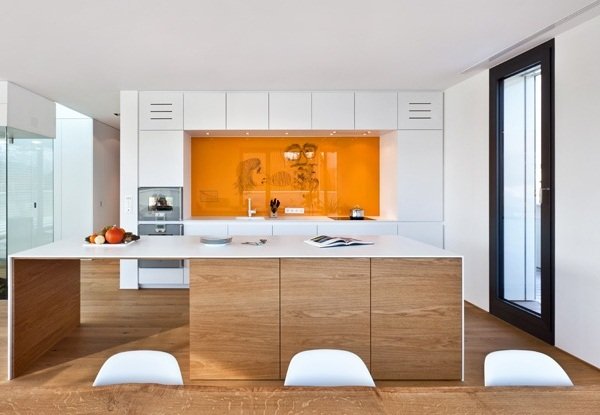 biely drevený kuchynský ostrov oranžové sklo úvodná ochranná stena kresba motívu