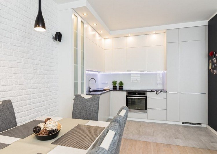 Sklenená kuchyňa zadná stena ochrana proti striekajúcej vode-biely-led-pás-matné-čelá-l-tvar