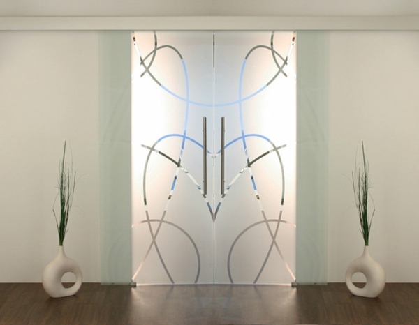 moderné-sklenené-posuvné-dvere-váza-vchod-dekorácia