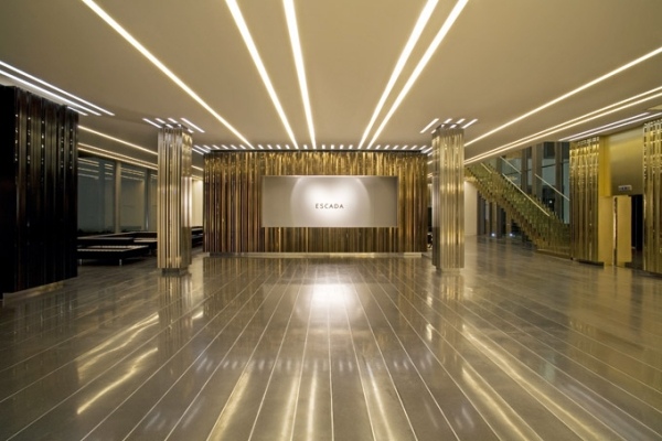 Ústredie Escada v Mníchove zapustené svetlá zlaté trblietky Ústredie Escada v Mníchove zapustené svetlá zlaté trblietky