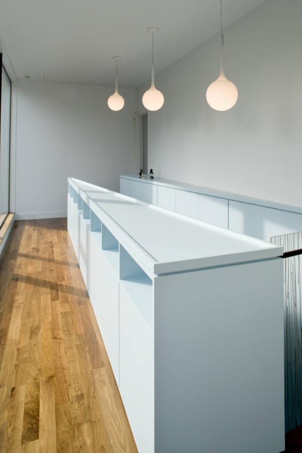 architektúra moderného domu -schody moderná architektúra domu - biele schody