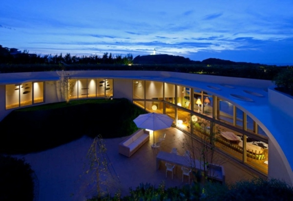 moderný dom v Japonsku inovatívny vzrušujúci dizajn domu - noc