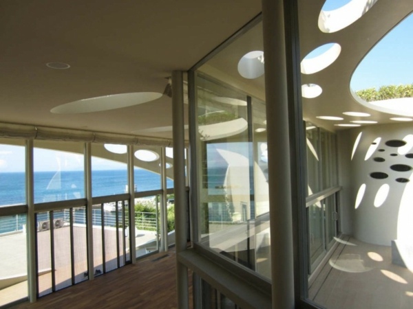 moderná zaujímavá fasáda moderný dom so svetlíkmi