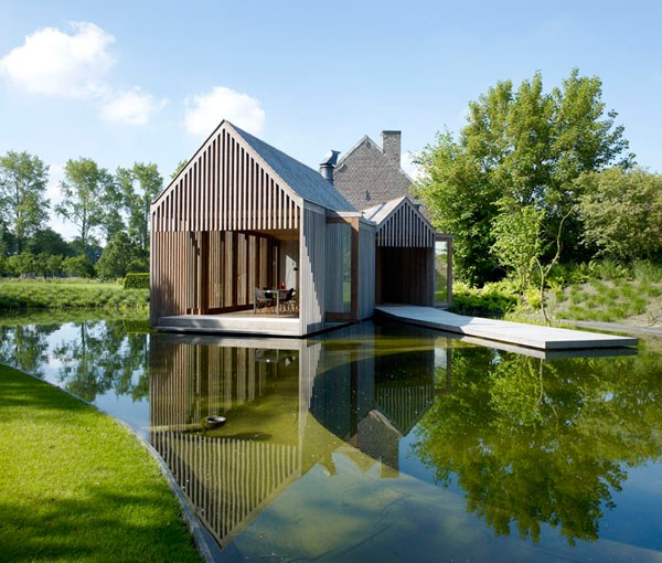 moderná prístavba domu pri jazere - moderná fasáda