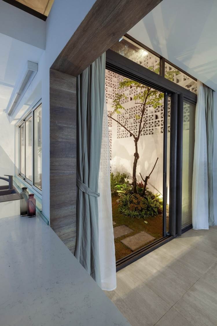 dom-fasáda-dizajn-moderný-radový-dom-terasa-posuvné-dvere-interiér-záhrada-dizajn