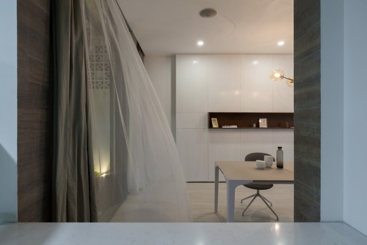 fasáda domu-dizajn-moderný-radový dom-terasa-balkón-interiér-minimalistický-biely