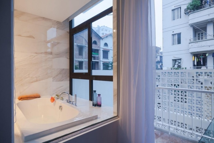 dom-fasáda-dizajn-moderný-radový dom-okno-kúpeľňa-vaňa-biela