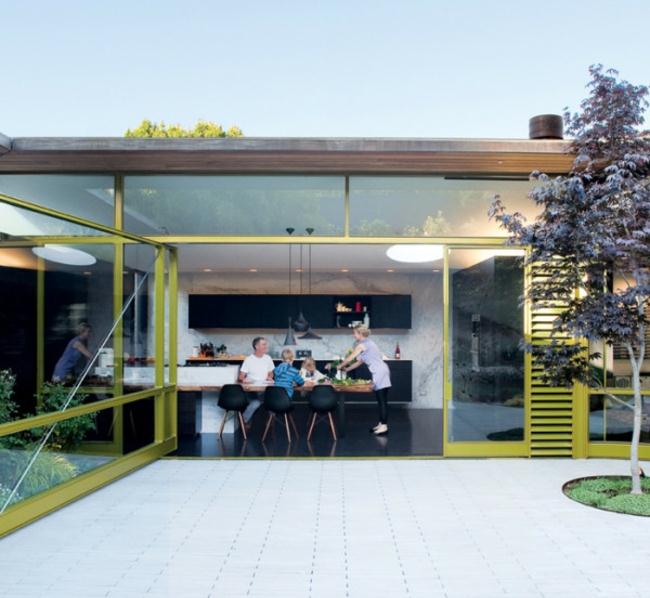 Dvere sklenené kovové svetlozelená moderná fasáda