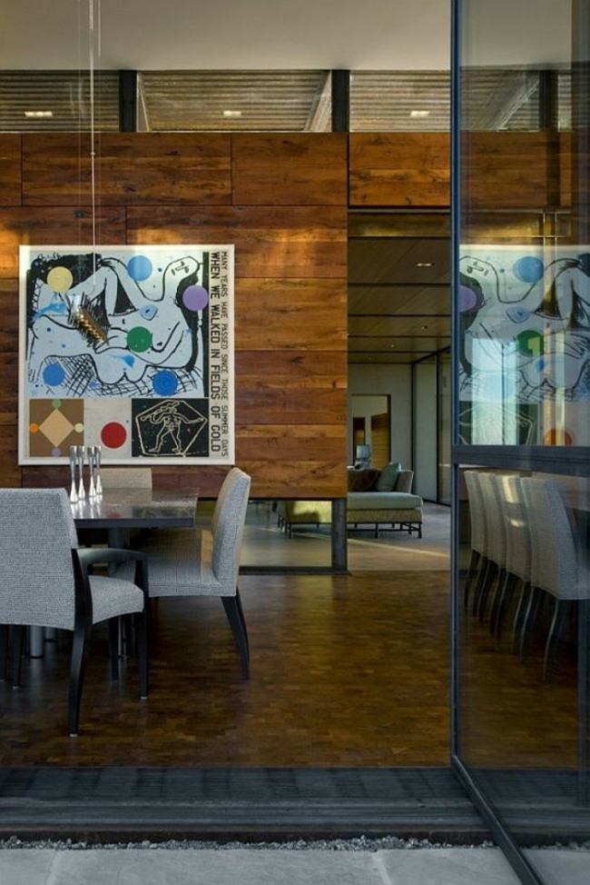 Dom obývacia izba drevená stena moderný nábytok