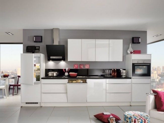 Kuchyne s vysokým leskom, biela a sivá zadná stena, predné časti bez úchytiek