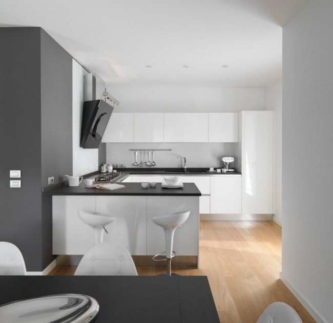 Kuchynská linka vo vysokom lesku biela čierna pracovná doska odsávač pár s vysokým leskom