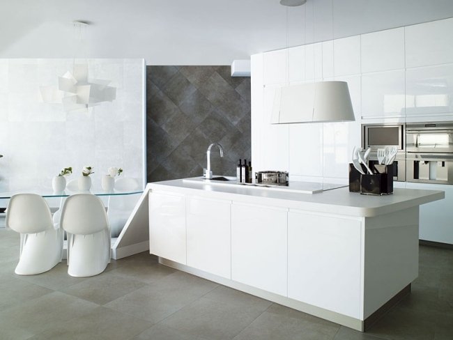 Biela kuchyňa vo vysokom lesku bez úchytiek, sivá dlažba