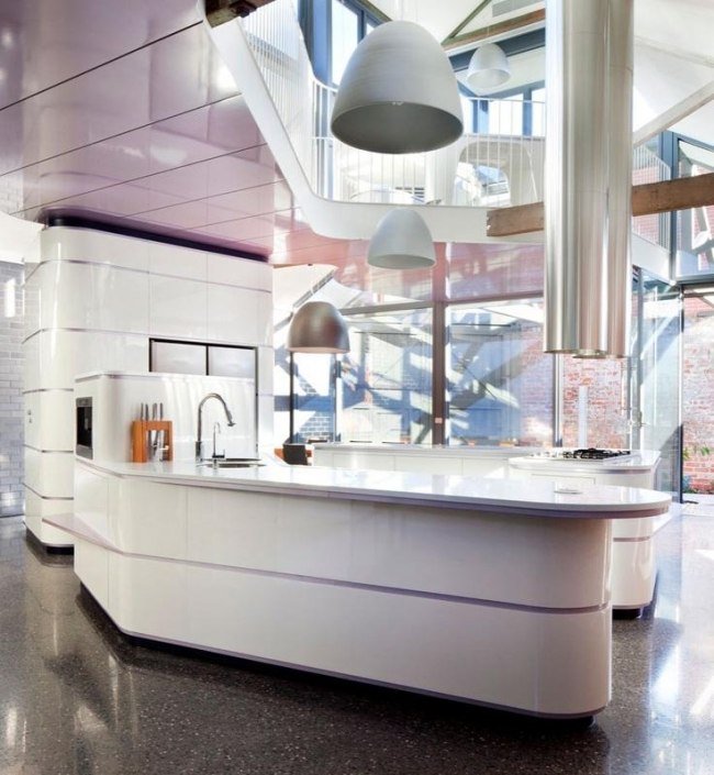 Kuchyne s vysokým leskom posuvné dvere s bielym oblúkom a sklenenými oknami