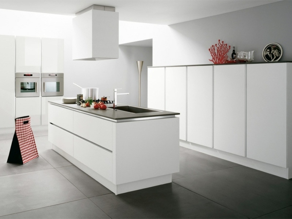 úplne biely taliansky dizajnérsky nábytok kuchynský ostrov