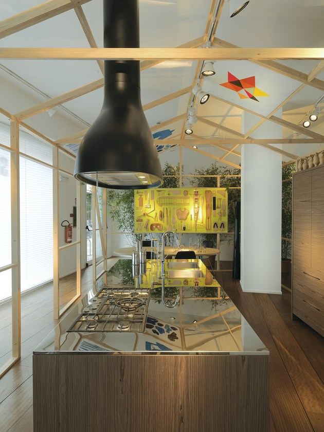 moderný drevený kuchynský ostrovný odsávač pár nerezový tanier schiffini