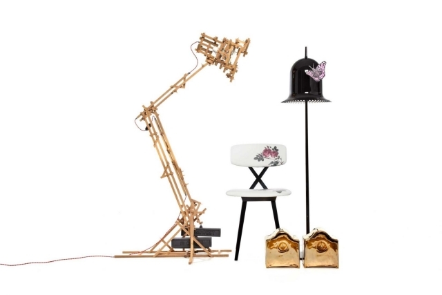 drevená stojanová lampa kĺbové rameno dubové palice zaujímavý dizajn