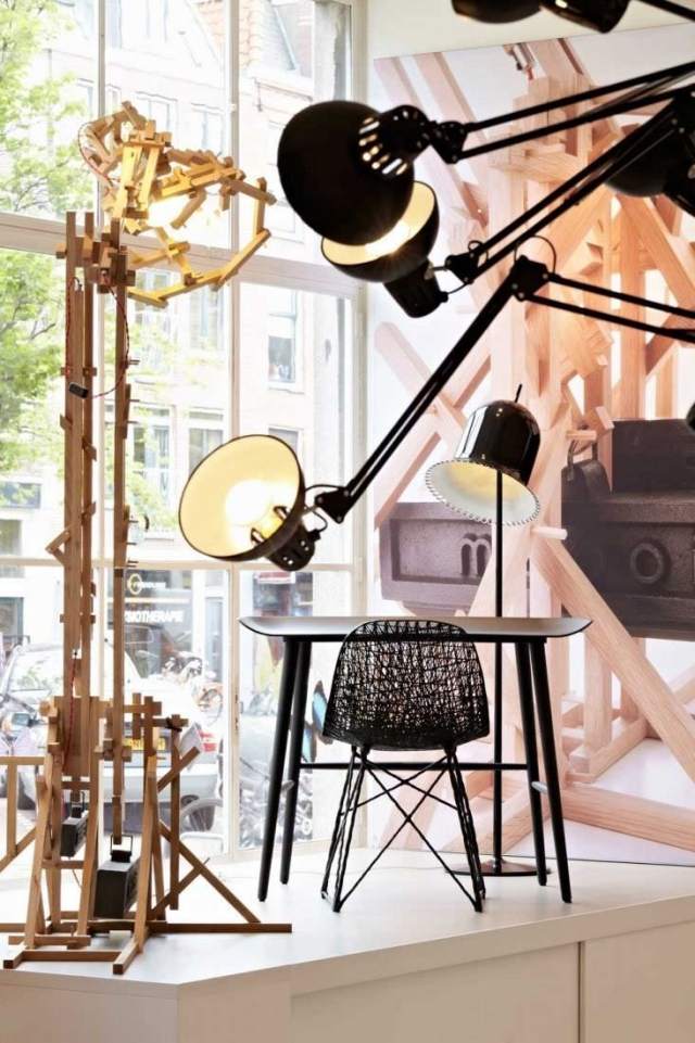 moderná drevená stojanová lampa s kĺbovým ramenom moooi drevené palice