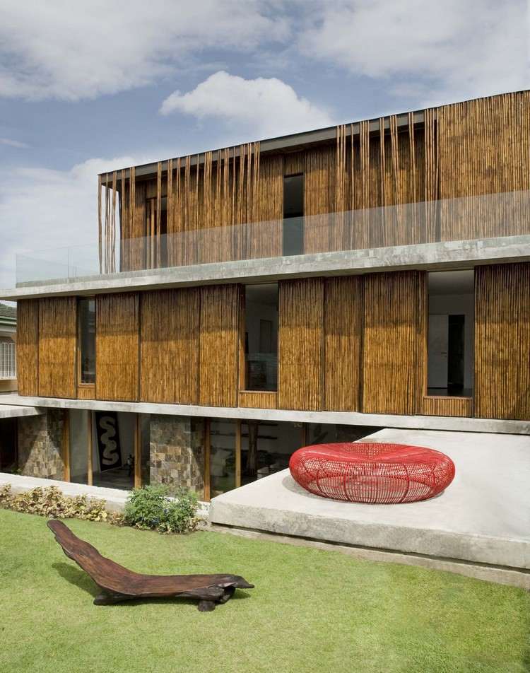 moderný-drevený-fasádny-dom-bambusové tyče-Atelier-Sacha-Cotture-Paranaque