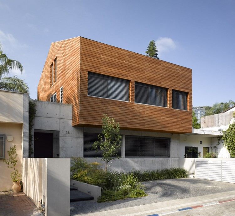 moderný-drevený-fasádny-dom-pohľadový-betón-kombinovaný-stv-dom