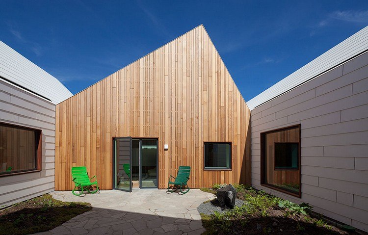 moderno-drevený-fasádny-dom-smrek-zvislý