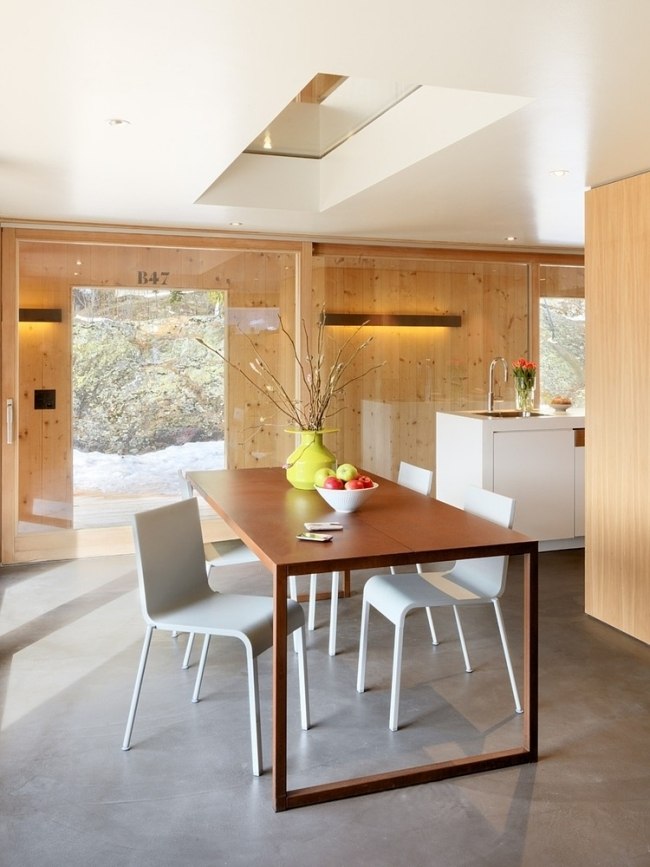 jedáleň jednoducho prerobená moderná horská chata vo Švajčiarsku