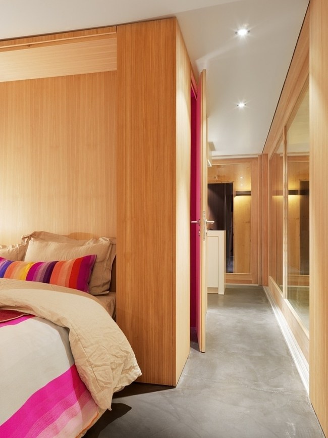 chodba drevo prerobená moderná horská chata vo švajčiarsku