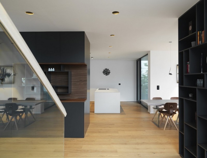 Kuchynská linka s prednými rukoväťami v čiernej a bielej farbe Moderný-drevený nábytok-kuchyňa-tmavosivá-drevená zadná stena