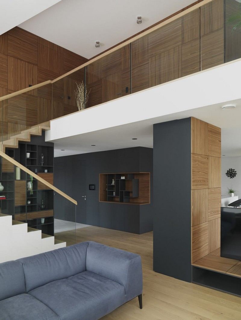 Montovaný dom na dvoch poschodiach - nad je časť na spanie Moderný-drevený nábytok-obklad steny-predel-obývačky-nápady na stenu