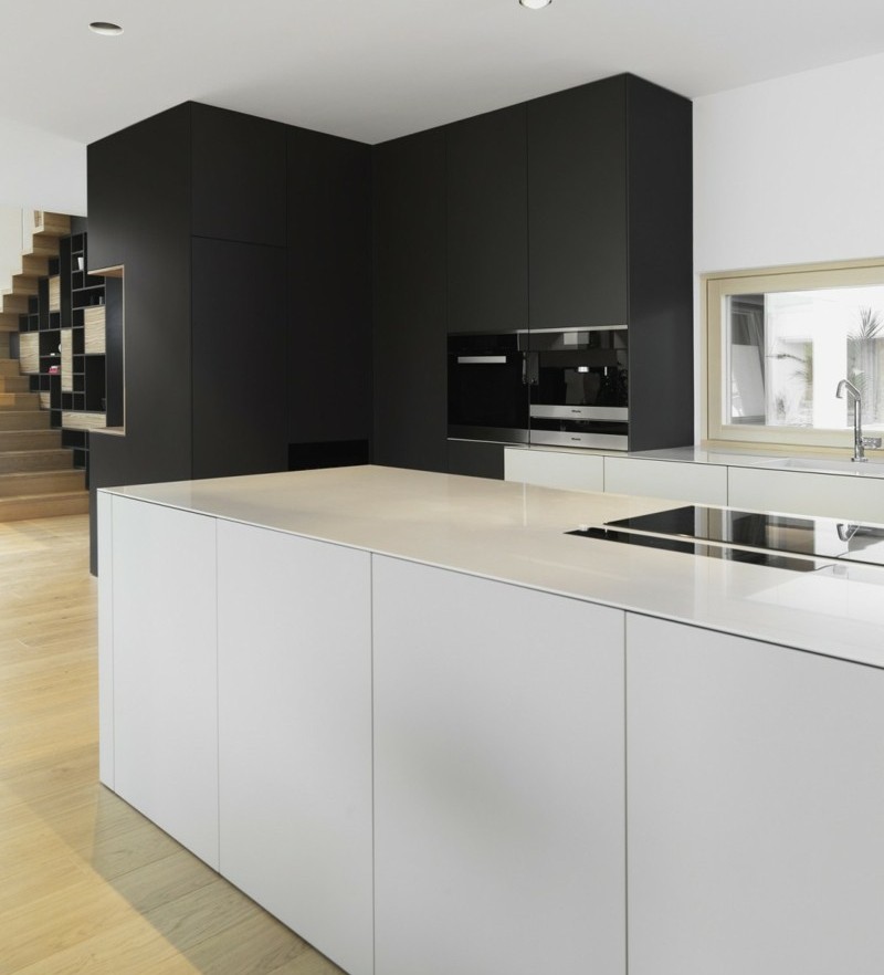 Moderná biela kuchyňa s prednými rukoväťami Moderné-drevený-nábytok-biely-ostrov-bezúchytkové-plotýnky