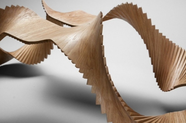 vzrušujúci tvar - socha vyrobená z duba