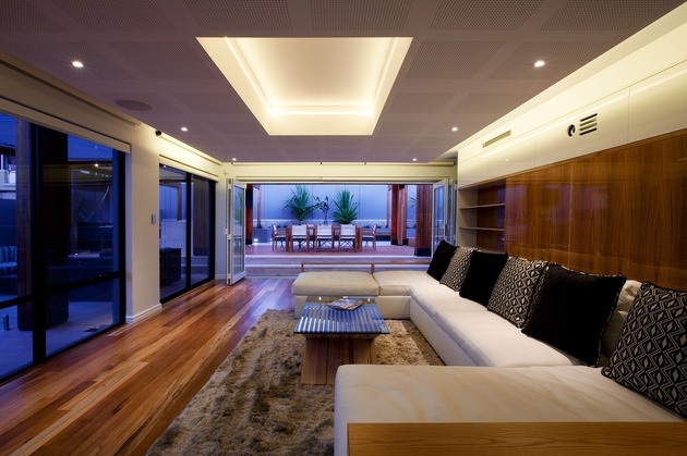 nehnuteľnosť urobiť priestrannejší dekor vankúše zapustené vysoké stropy stena zo skla