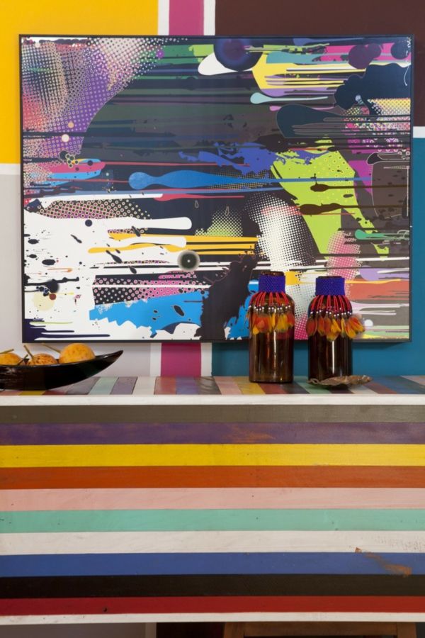 obývačka vo farebnej stene