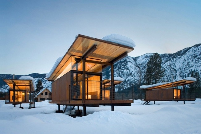 Chatky OSKA moderne vybavené kolesami Montovaná konštrukcia z drevenej ocele a verandy