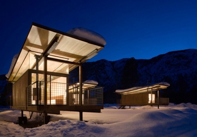 Horská chata na verandách s presklenými prednými rolovacími chatami na kolesách-Nachádza sa v údolí