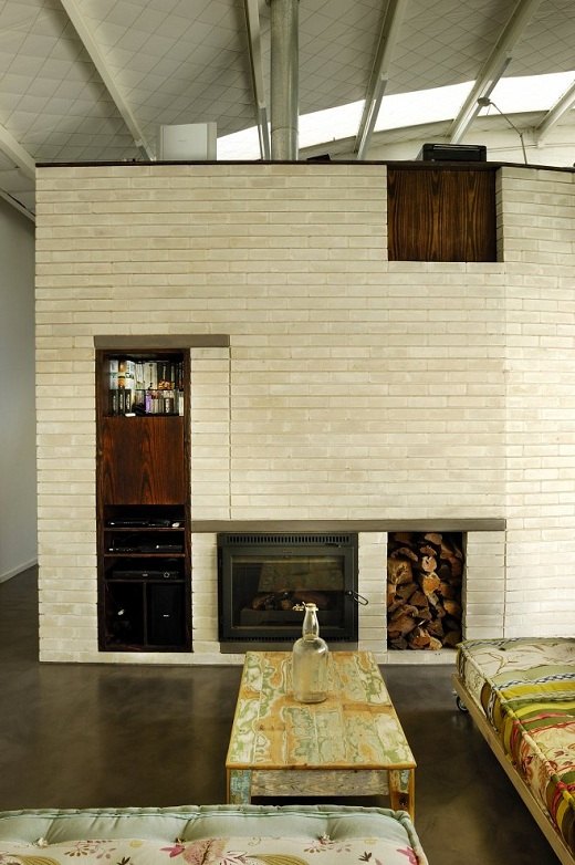 moderný interiérový krb Krb v zrekonštruovanom dome