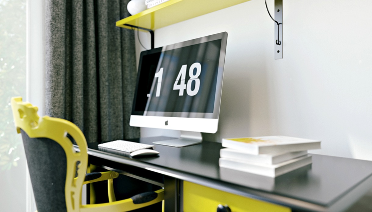 miestnosť pre mládež moderný počítačový monitor pracovný priestor retro stolička