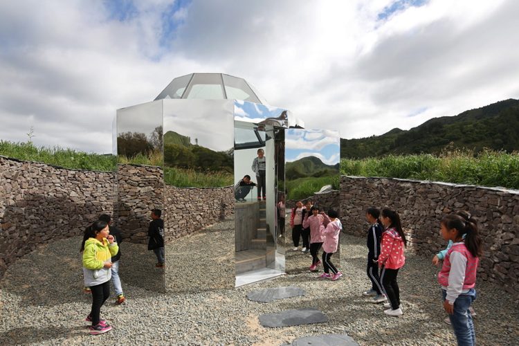 Deti sa hrajú na altánok suché kamenné múry