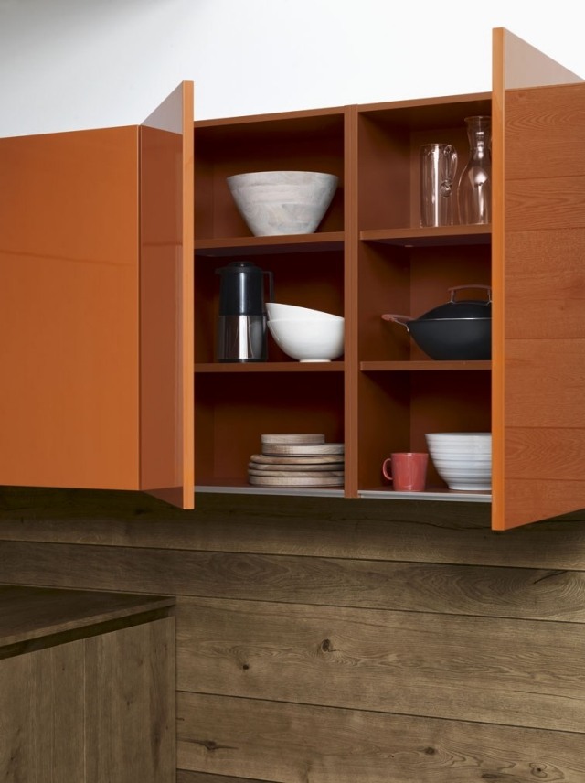 vstavaná kuchyňa dizajn masívny dub vysoký lesk oranžová