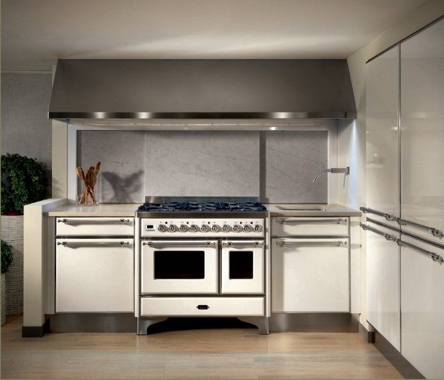 Kuchyňa z masívu s bielymi prednými stranami-nerezové úchytné lišty-sporák vo francúzskom štýle Vonkajšia-kuchyňa-drevo-nehrdzavejúca oceľ-vynikajúce-spracovanie-technická náročnosť
