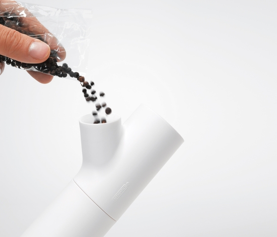 moderné kuchynské doplnky- mlynček na korenie moderné kuchynské doplnky - minimalistický mlynček na korenie