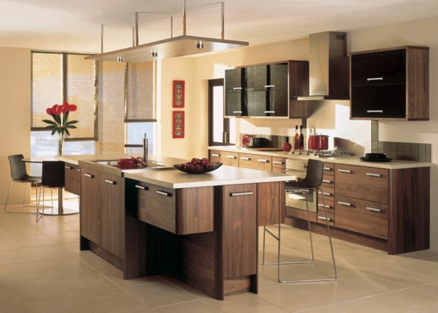 Kuchynský dizajn s dreveným vzhľadom a kuchynským ostrovčekom hravý kuchynský ostrovček jedálenský kút s vysokým leskom